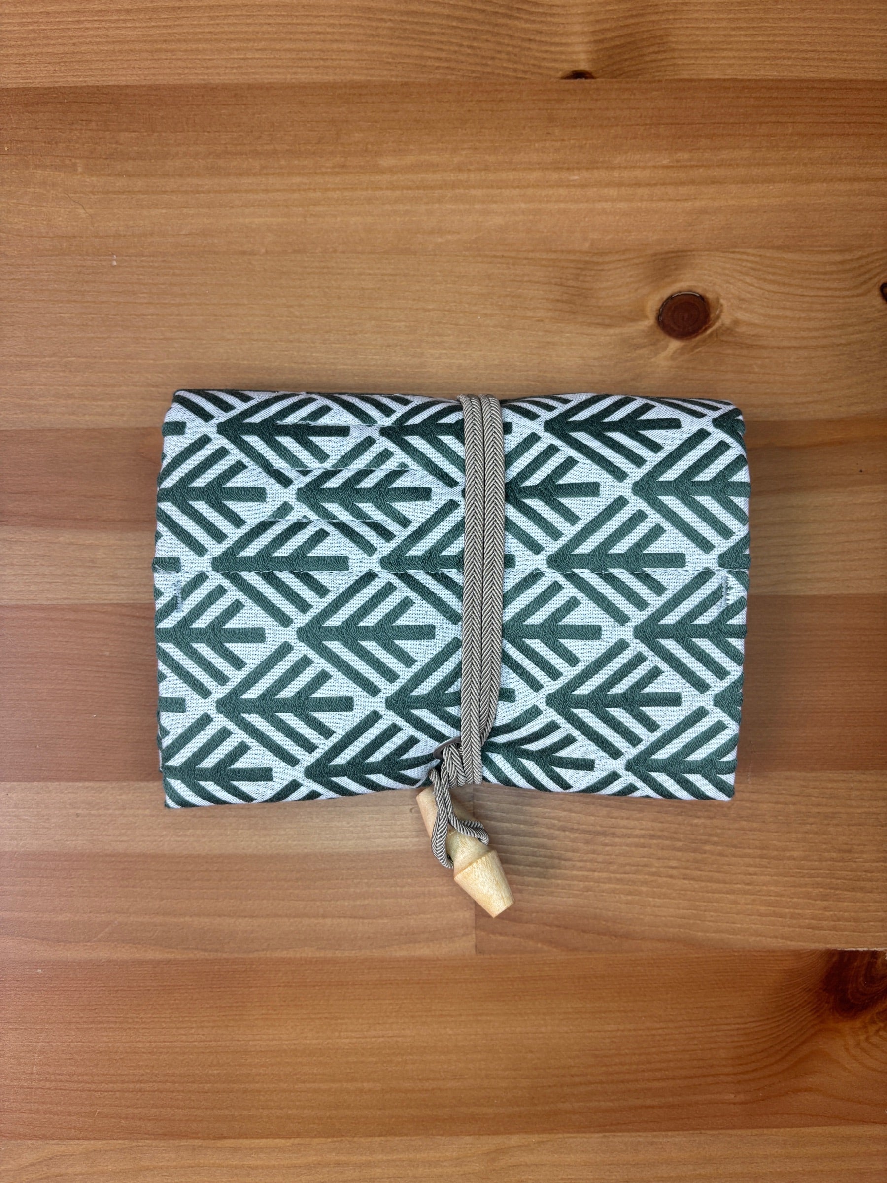 Tulip - CarryC Long Interchangeable Bamboo Knitting Needle Set 'Komorebi'- Green