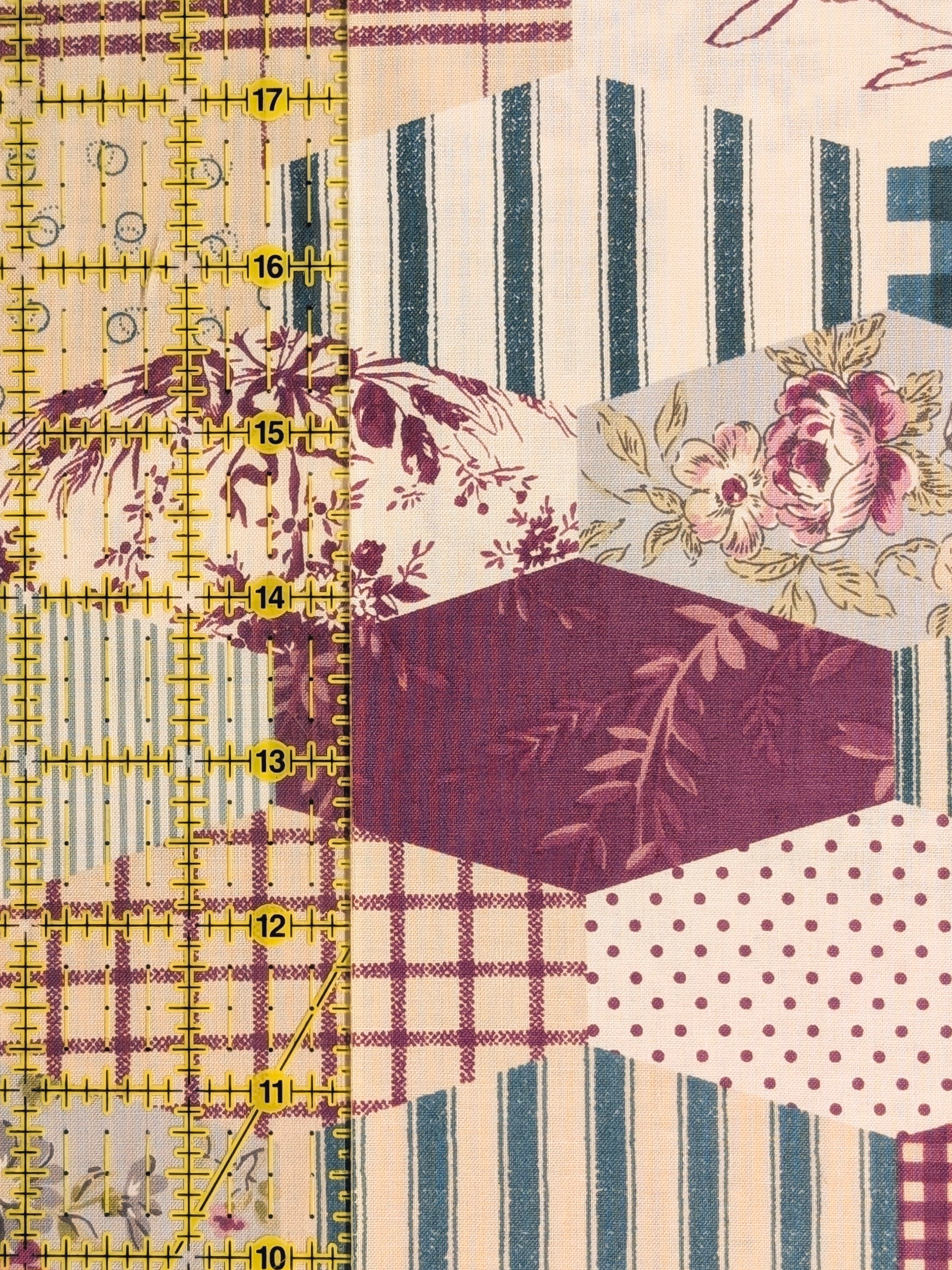 Yuwa - Patchwork Quilt Printed Cotton Fabric - Beige, Maroon & Green