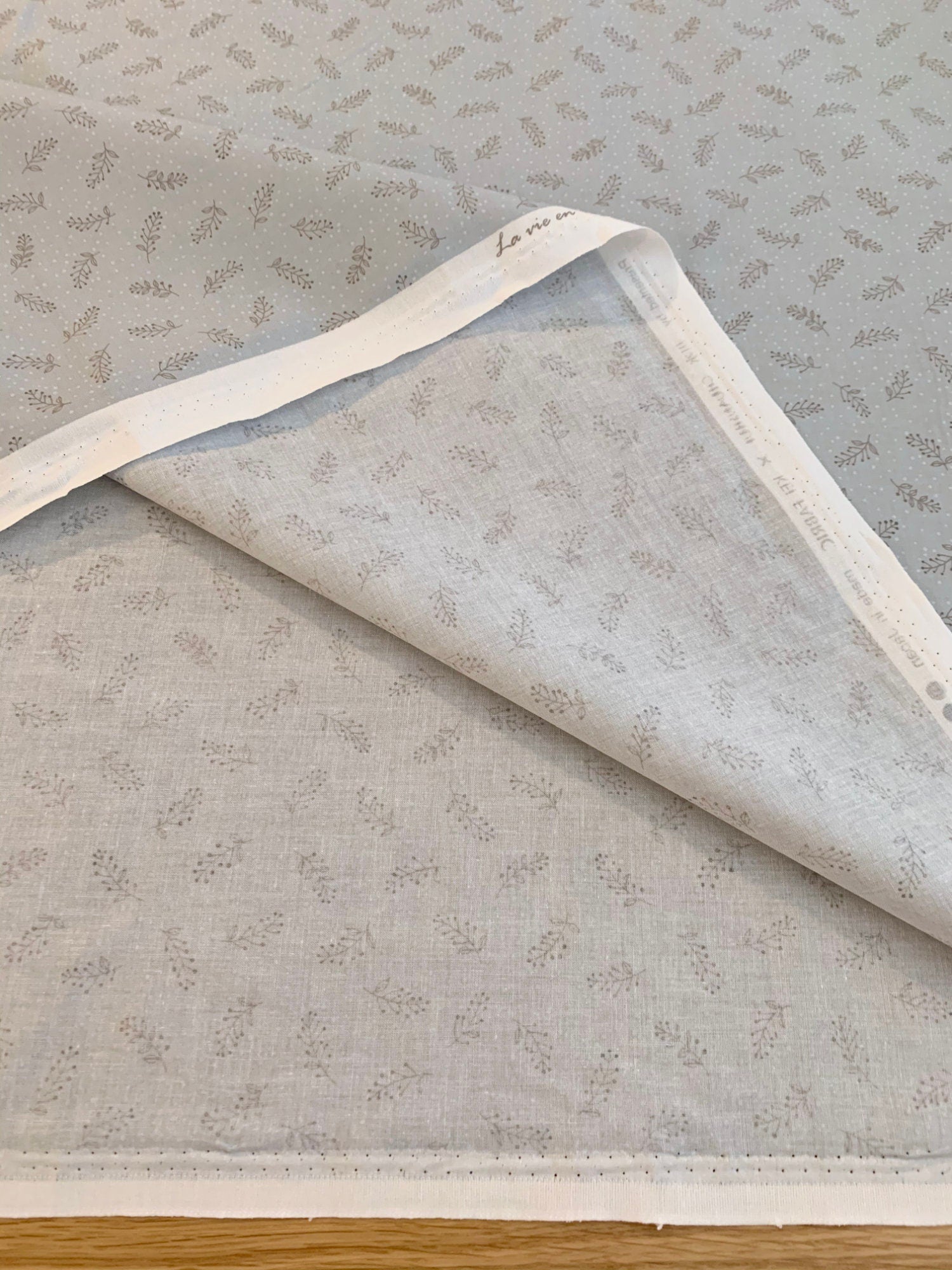 La Vie en Rose Japanese taupe cotton fabric LR3087C-B light gray blue