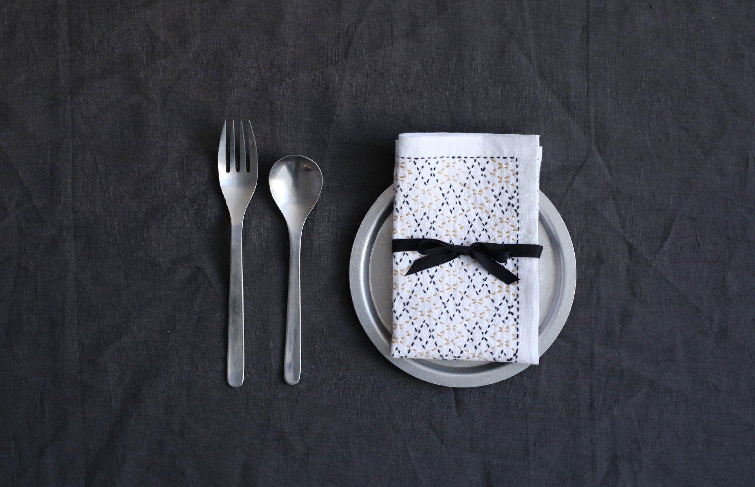 Daruma - Tai and Juji-Tsunagi Cotton Sashiko Fukin Sampler Cloth - Blue or White