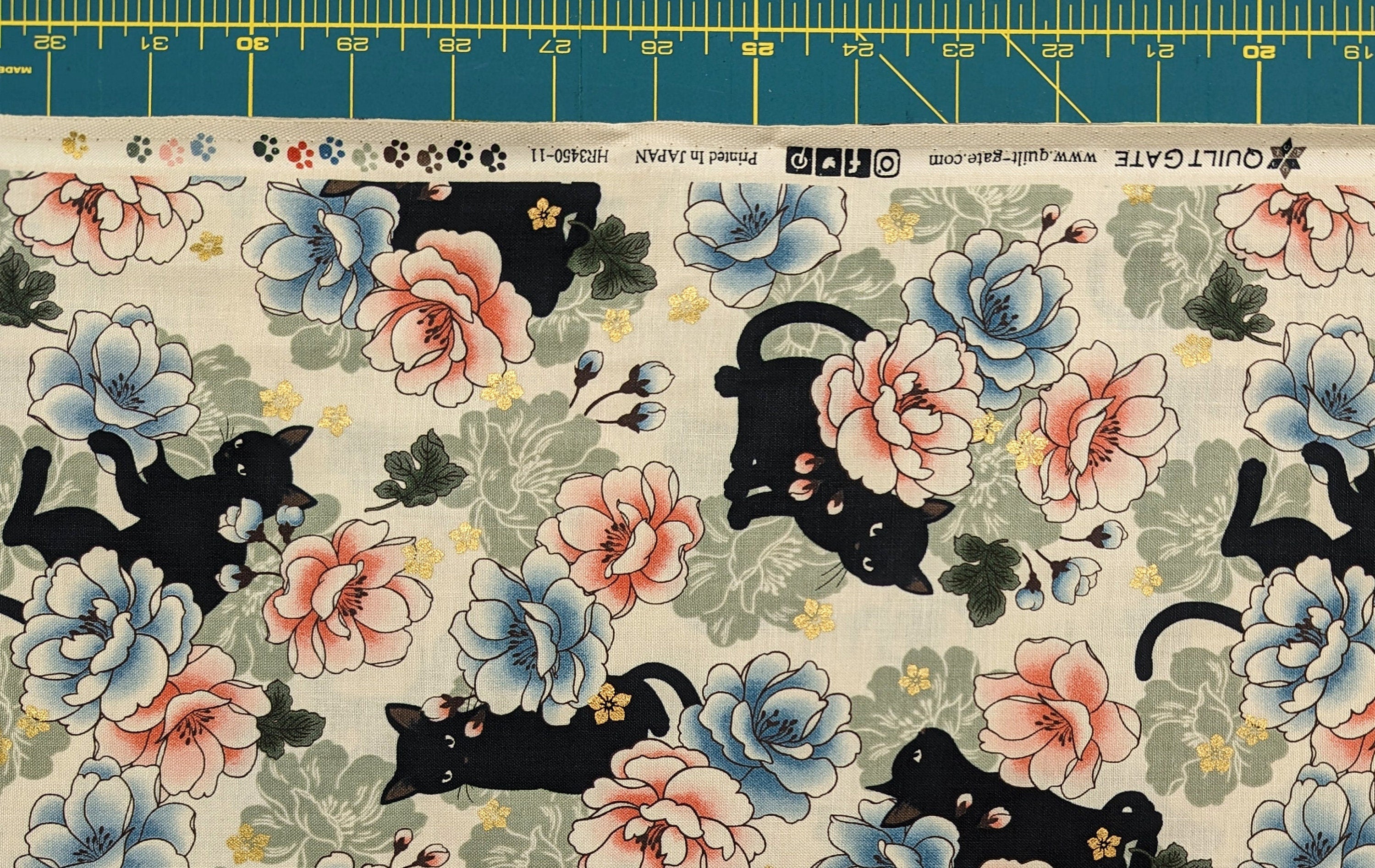 Blossoming Cats Quilt Gate Hyakka Ryoran Japanese cotton fabric HR3450-11 A white
