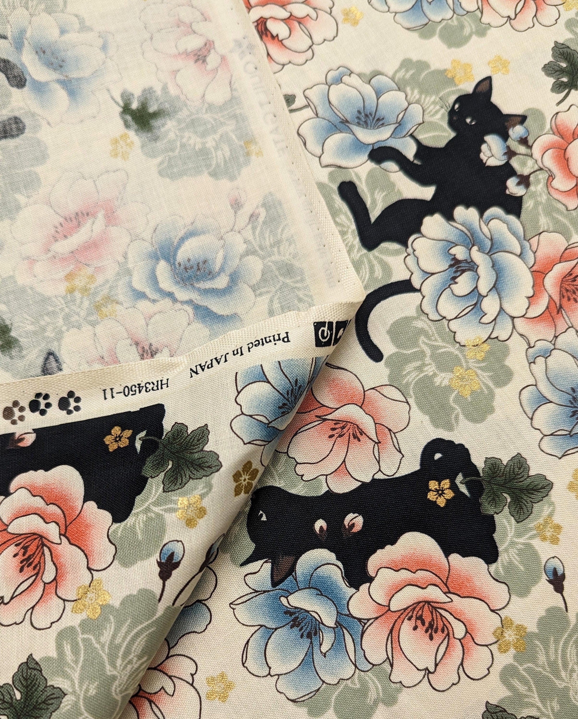 Blossoming Cats Quilt Gate Hyakka Ryoran Japanese cotton fabric HR3450-11 A white