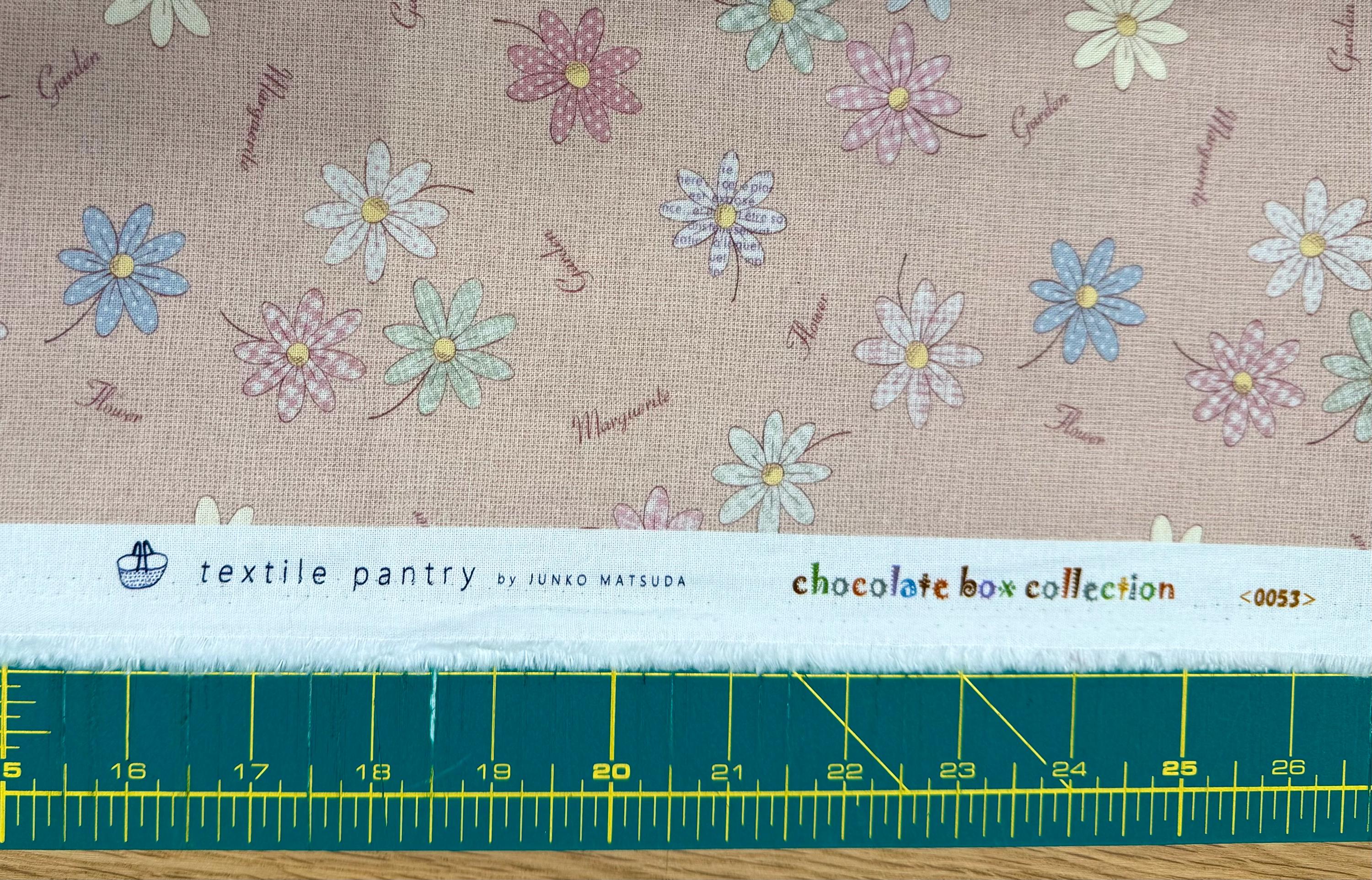 Junko Matsuda Chocolate Box Collection daisies print Japanese cotton fabric 11-0053-3P pale pink