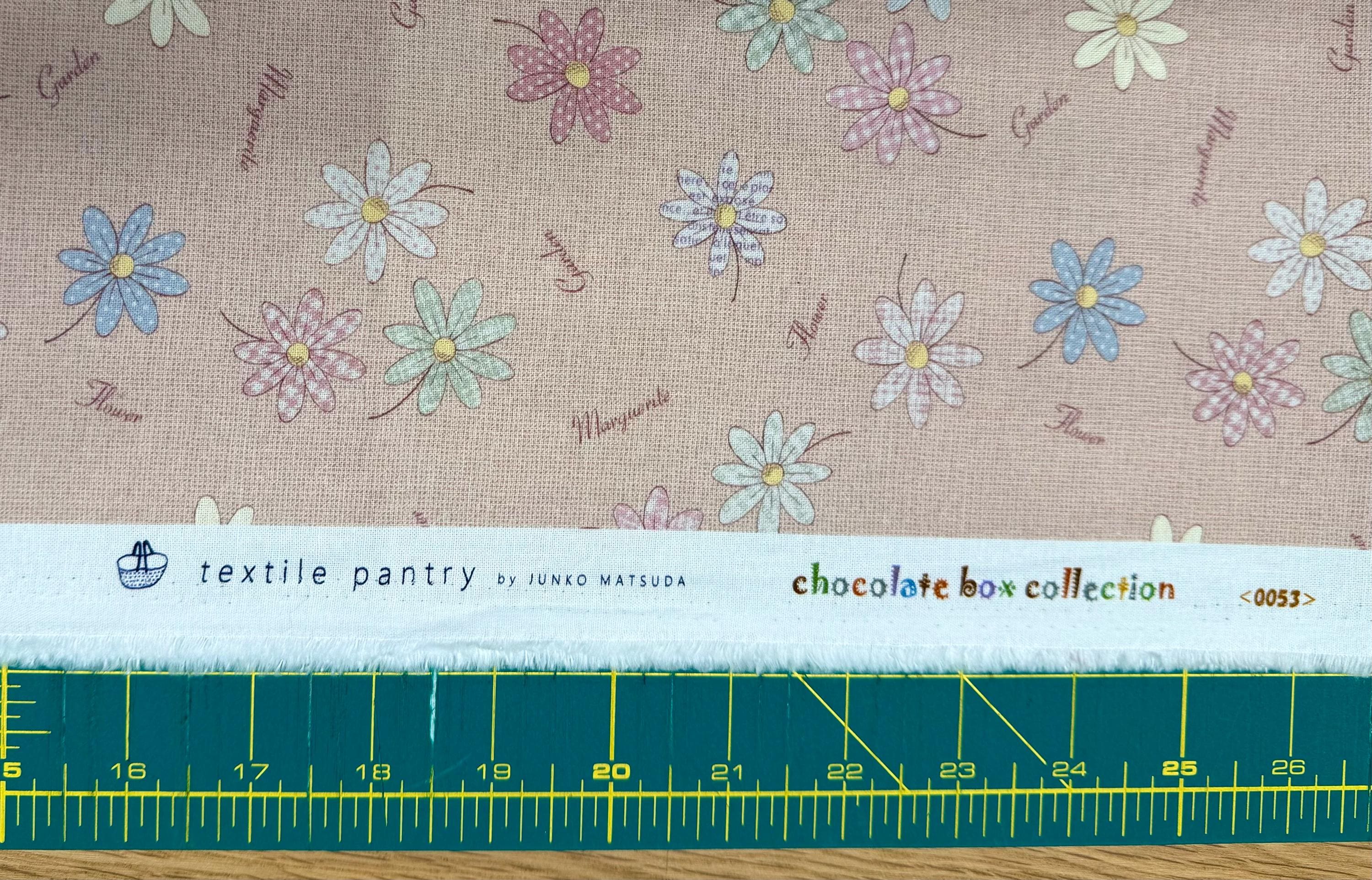 REMNANT Junko Matsuda Chocolate Box Collection daisies print Japanese cotton fabric 11-0053-3P pale pink