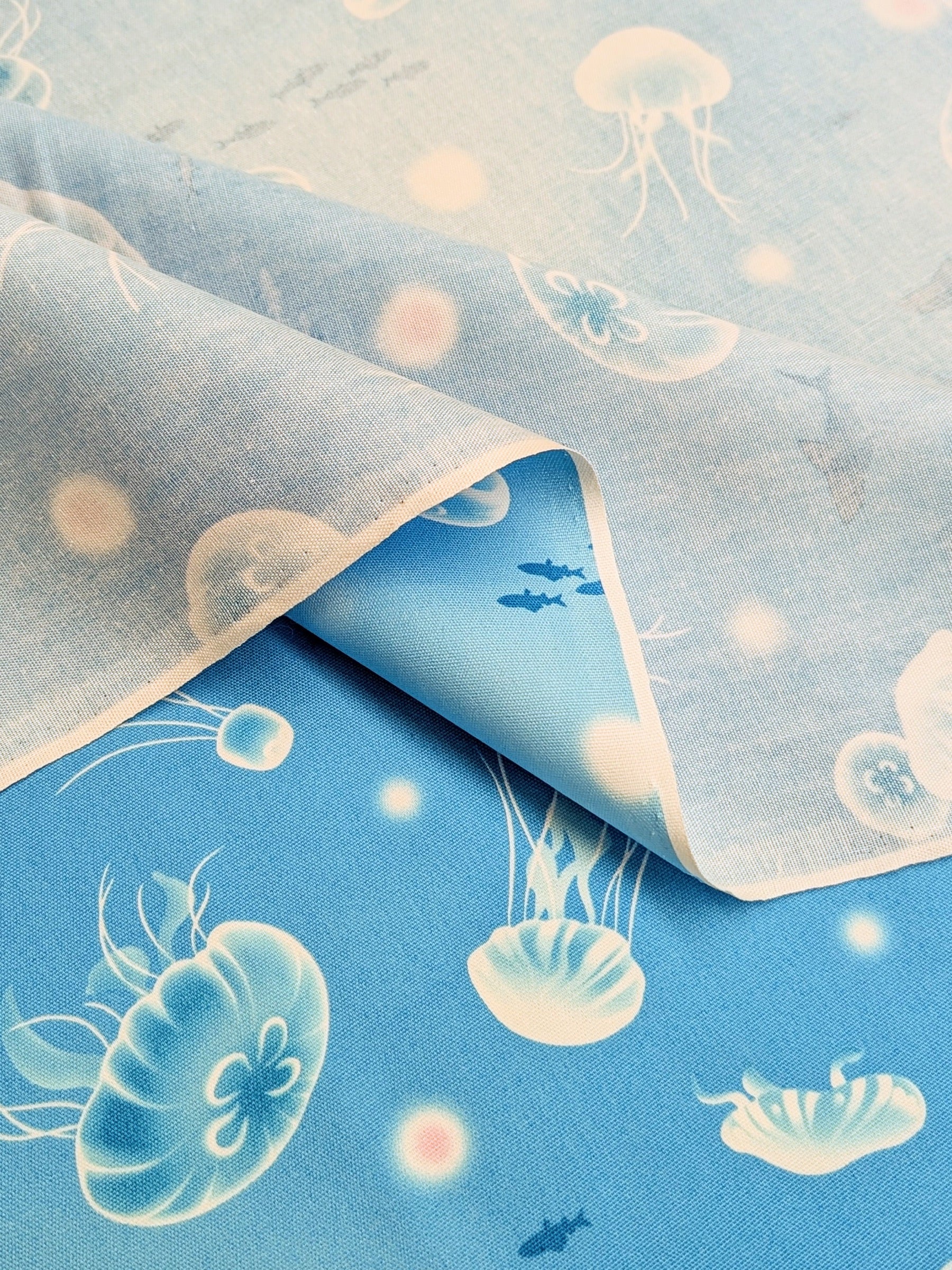 Cosmo - Flowing Jellyfish Cotton Oxford Fabric - Light Blue