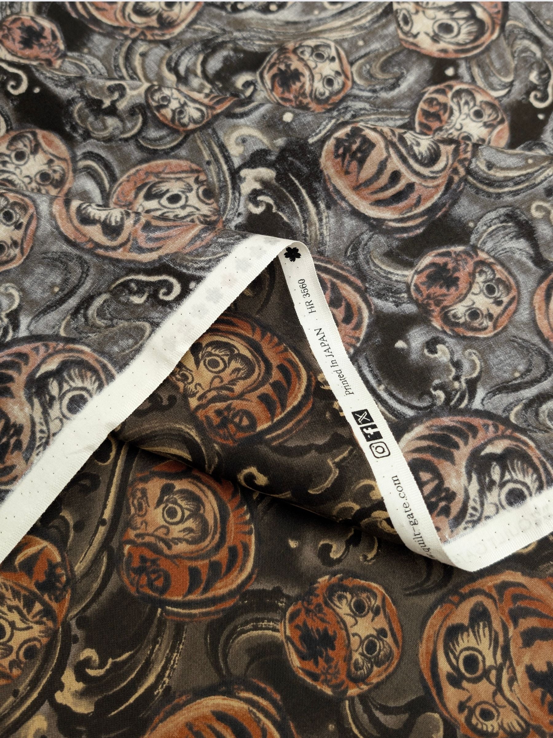 Quilt Gate - Brushed Daruma & Waves Cotton Sheeting Fabric - Gray