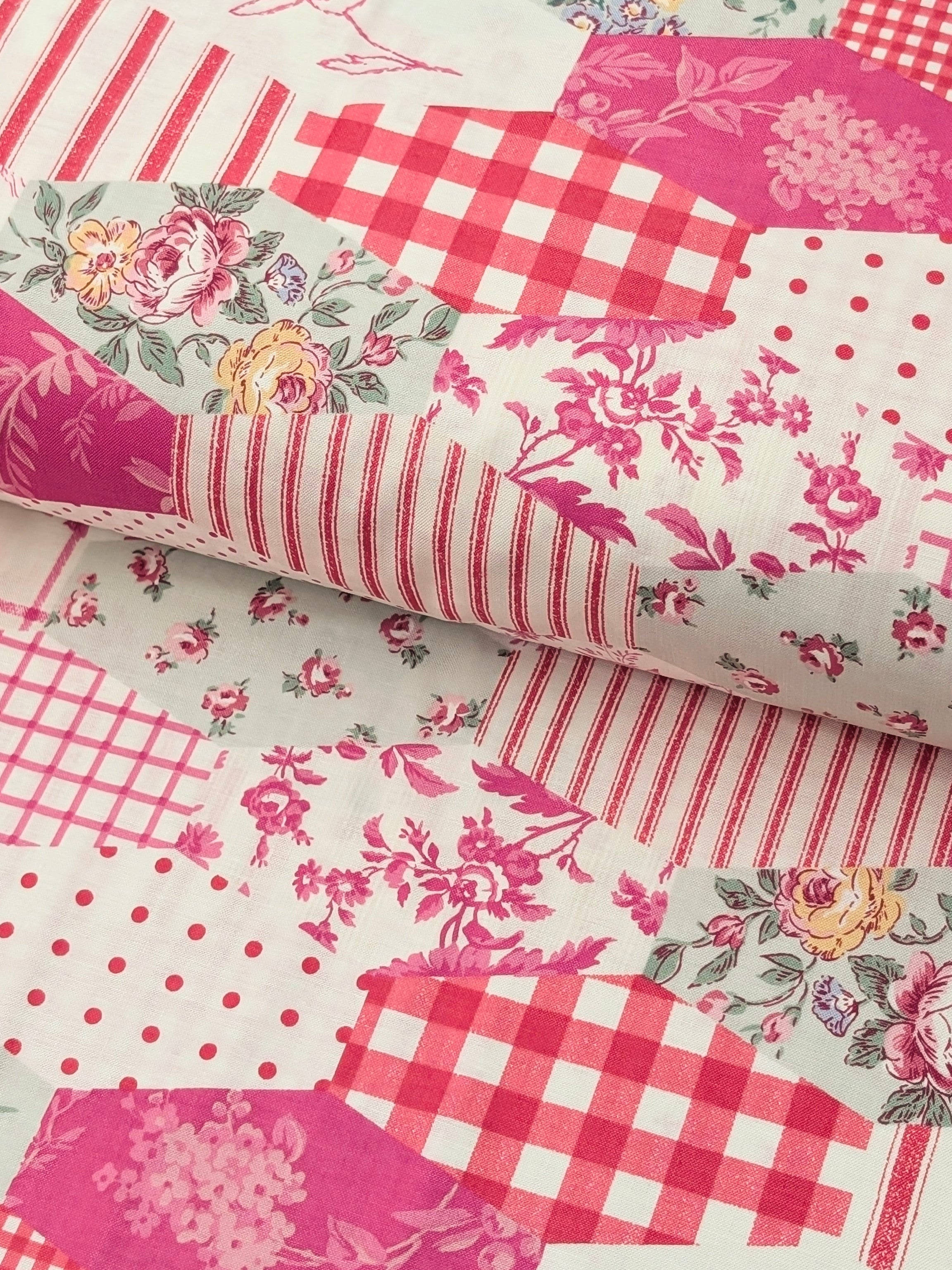 Yuwa - Patchwork Quilt Printed Cotton Fabric - White & Pink
