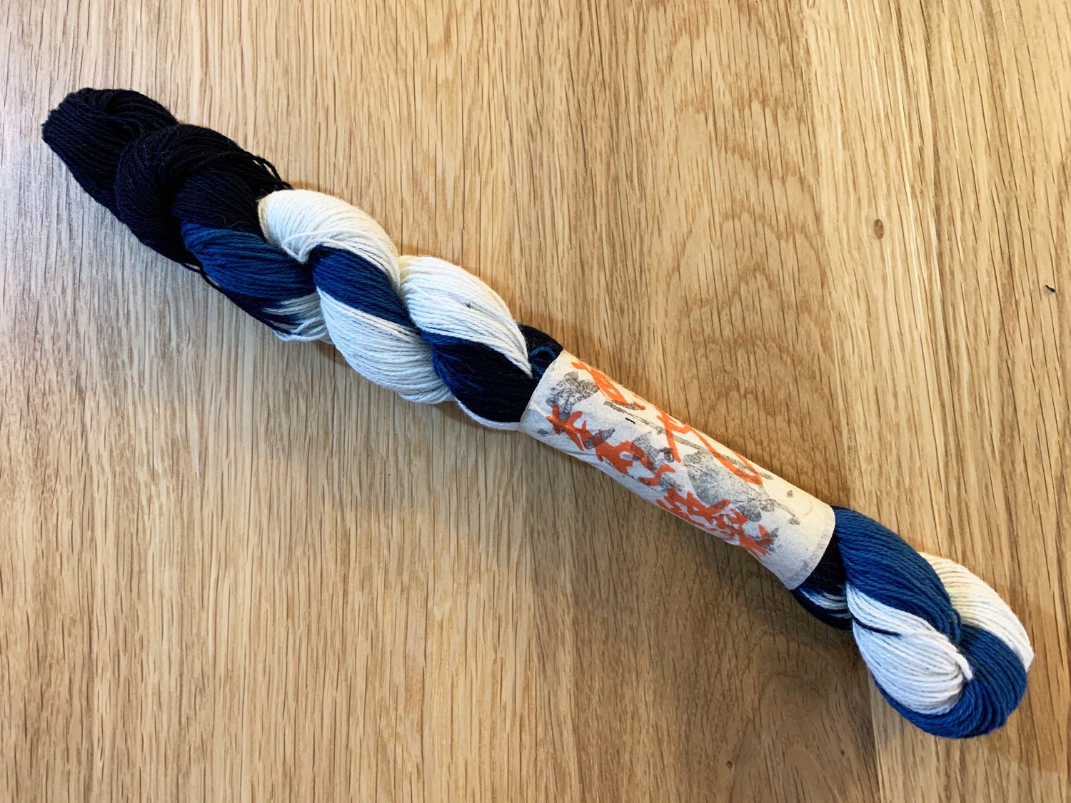 Aizenkobo - Cotton Sashiko Thread 130m Skein - Variegated Indigo Blue and White