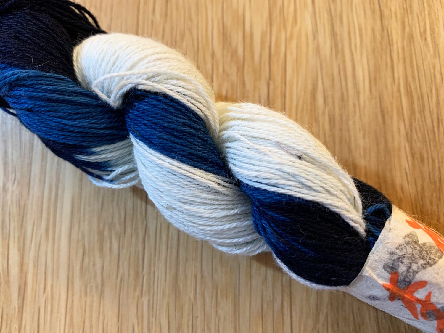Aizenkobo - Cotton Sashiko Thread 130m Skein - Variegated Indigo Blue and White