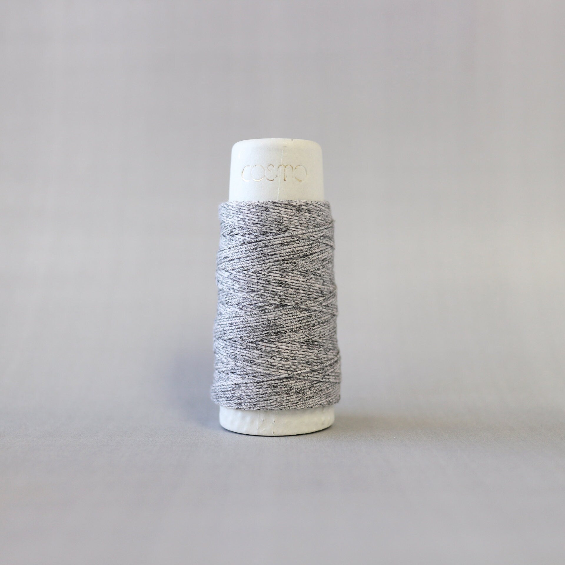 Lecien Cosmo - 'Hidamari' Cotton Sashiko Thread 30m Spool - Cookies 'n' Cream (Melange Gray)