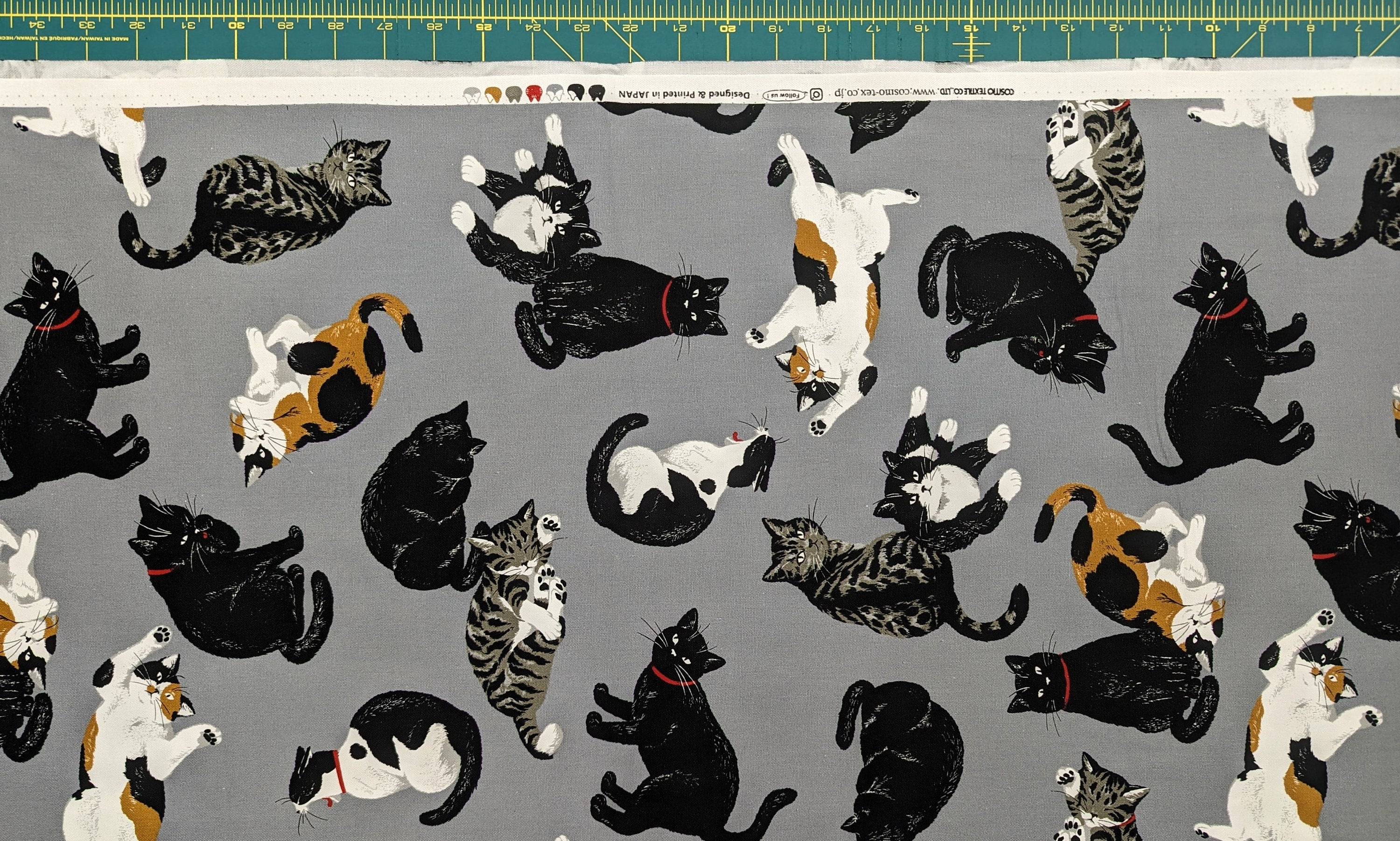 Cat Scatter Cosmo Japanese cotton fabric AP35406-2 E gray