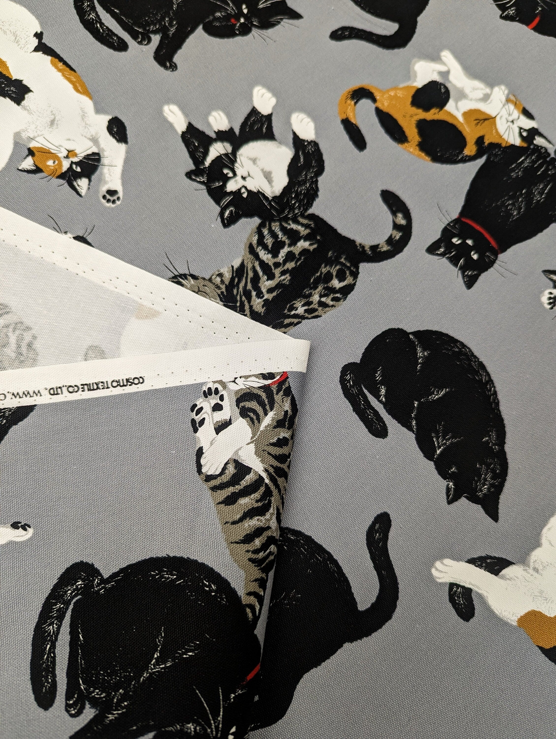 Cat Scatter Cosmo Japanese cotton fabric AP35406-2 E gray