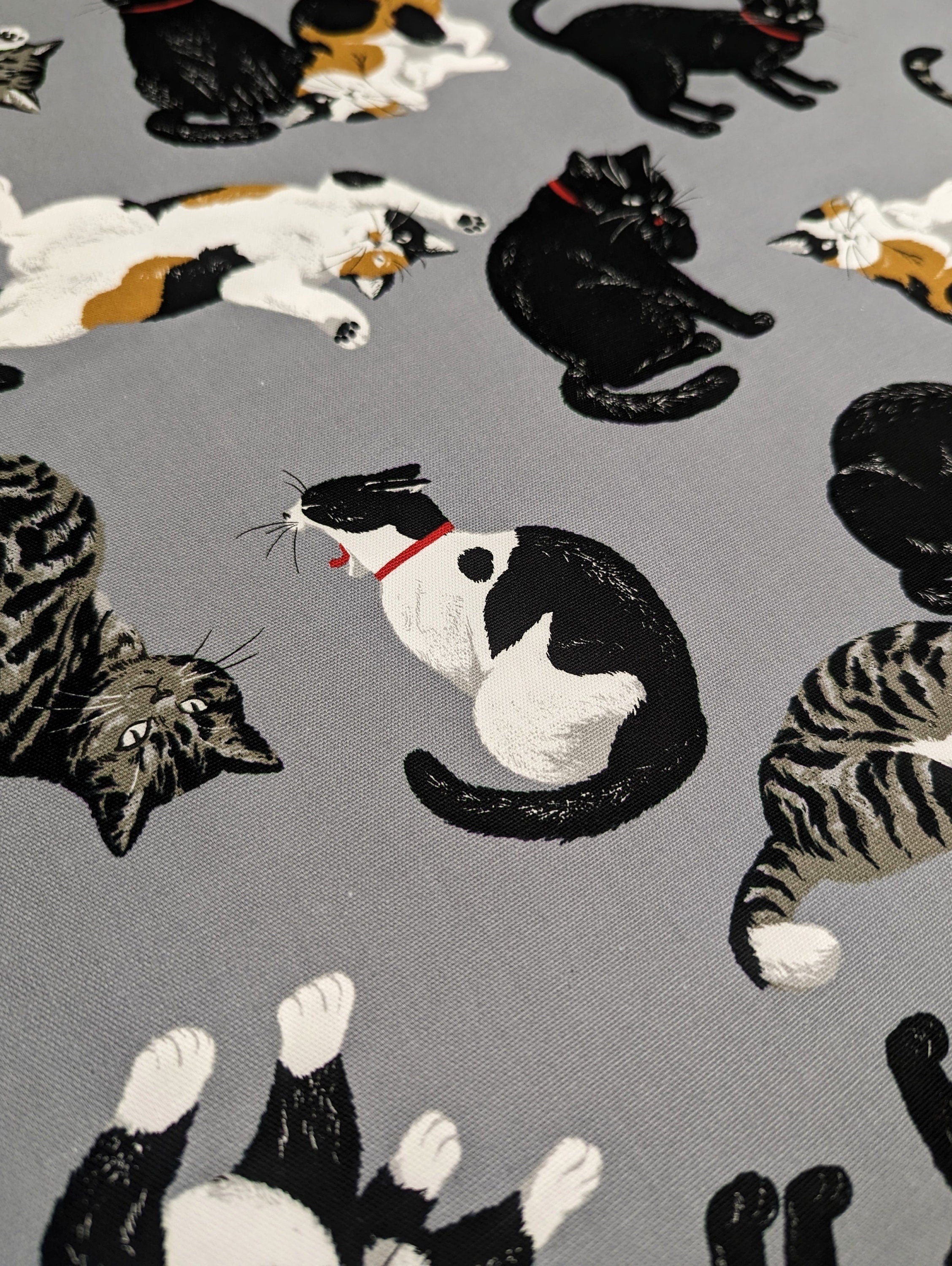 Cat Scatter Cosmo Japanese cotton fabric AP35406-2 E gray