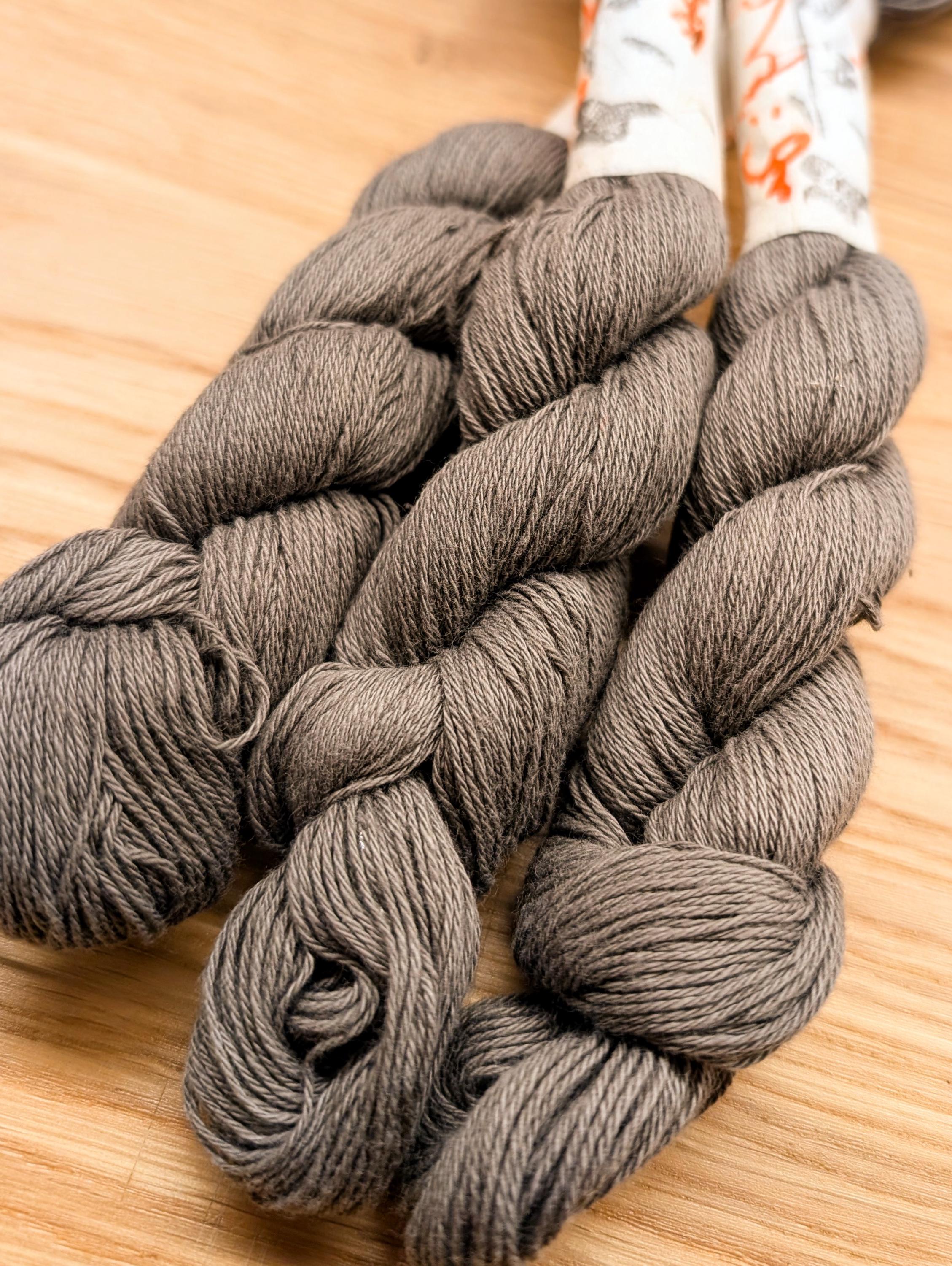 Aizenkobo - Cotton Sashiko Thread Skein - Pumice Gray